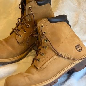 Women’s Timberland Boots!🥰🤝
